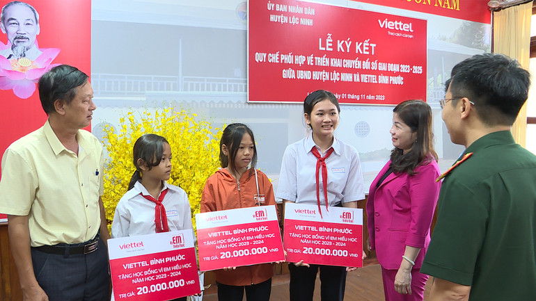 Niềm vui của các em khi được nhận học bổng.