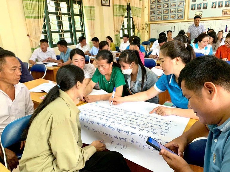 Phụ nữ xã Sen Thượng (huyện Mường Nhé) trao đổi kinh nghiệm hoạt động công tác Hội tại cơ sở.