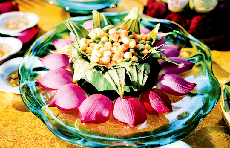 Cơm hấp lá sen chay.