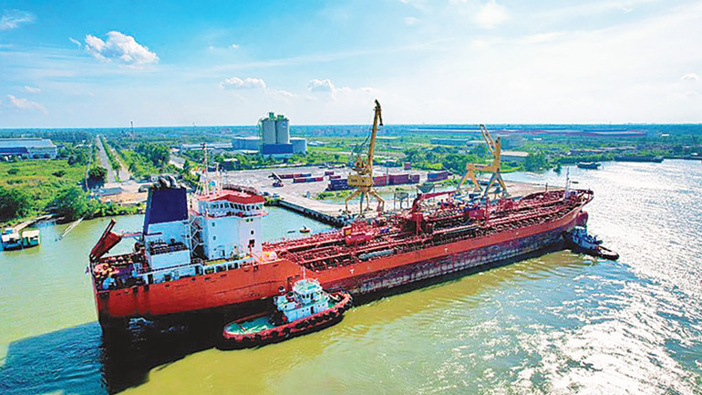 Tàu chuyên dụng DING HENG 38 có tải trọng 20 nghìn tấn.