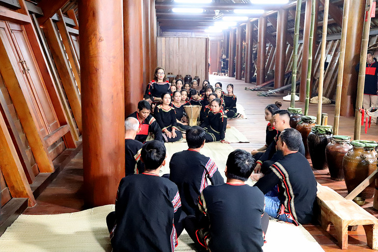 Hai gia đình nhà gái và nhà trai bàn bạc, thống nhất việc hôn nhân cho 2 bạn trẻ.