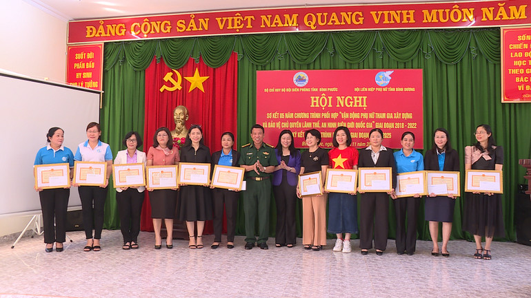Các tập thể, cá nhân có thành tích xuất sắc thực hiện chương trình phối hợp được tuyên dương, khen thưởng