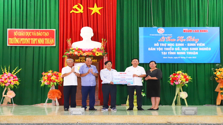 Ông Trương Hòa Bình cùng lãnh đạo Ban Biên tập Báo Người Lao Động trao bảng tượng trưng tặng 100 suất học bổng, với tổng giá trị 200 triệu đồng cho lãnh đạo tỉnh Ninh Thuận.