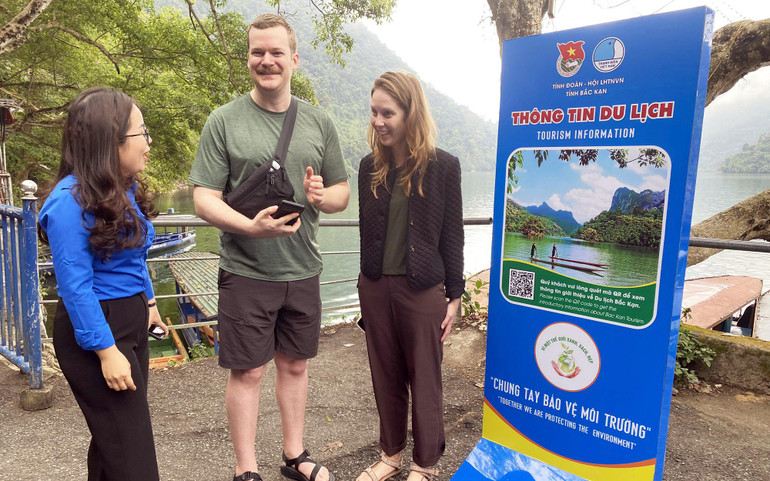 Giới thiệu "Ðiểm truy cập thông tin du lịch Bắc Kạn" tới du khách quốc tế. (Ảnh THU TRANG)