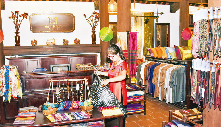 Du khách tham quan, mua sắm các sản phẩm tại làng lụa Vạn Phúc. Du khách tham quan, mua sắm các sản phẩm tại làng lụa Vạn Phúc.