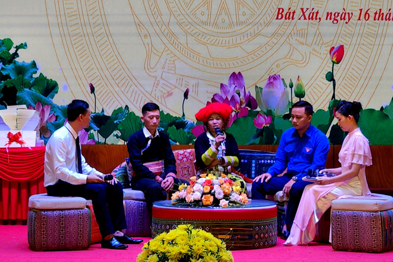 Bí thư chi bộ Vàng A Sáo chia sẻ kinh nghiệm điển hình tiên tiến tại Hội nghị biểu dương “Học tập và làm theo tấm gương đạo đức Hồ Chí Minh” huyện Bát Xát năm 2023. Ảnh: TUẤN NGỌC