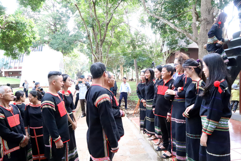 Đoàn rước rể về đến cầu thang nhà gái.