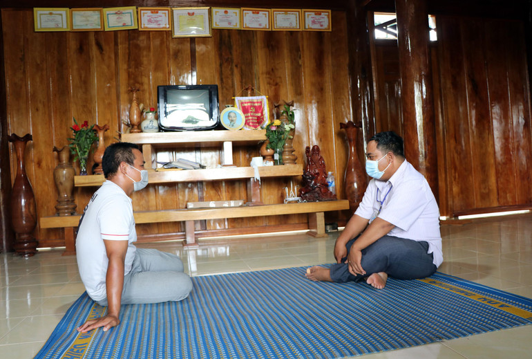 Đồng chí A Vớt, Phó Bí thư Đảng ủy xã Mô Rai (bên phải) trao đổi công việc với Bí thư Chi bộ làng Le A Thái.