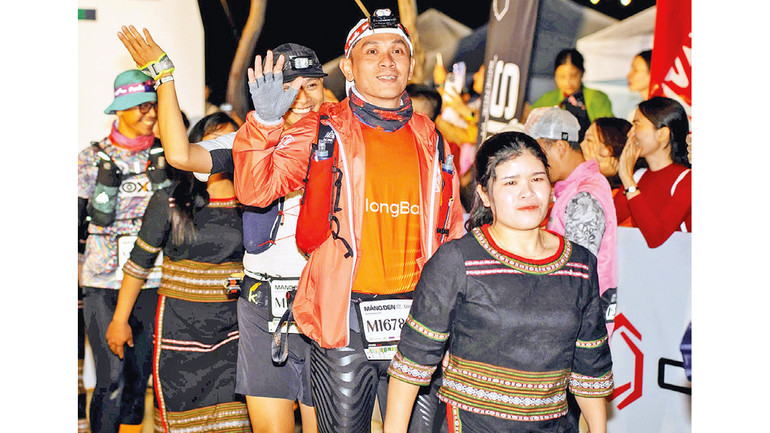 Các vận động viên hòa mình vào điệu xoang của đồng bào dân tộc thiểu số huyện Măng Đen, tỉnh Kon Tum.