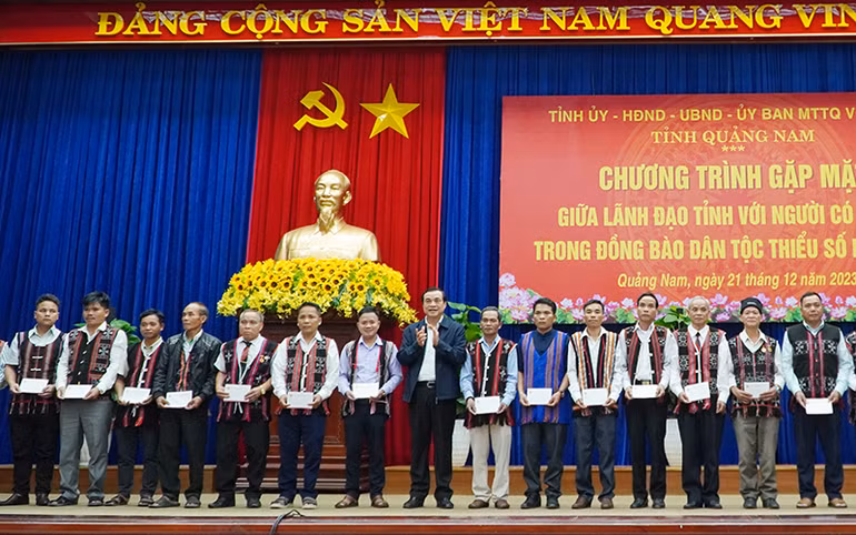 Lãnh đạo tỉnh Quảng Nam trao quà tặng người có uy tín trong đồng bào dân tộc thiểu số Lãnh đạo tỉnh Quảng Nam trao quà tặng người có uy tín trong đồng bào dân tộc thiểu số