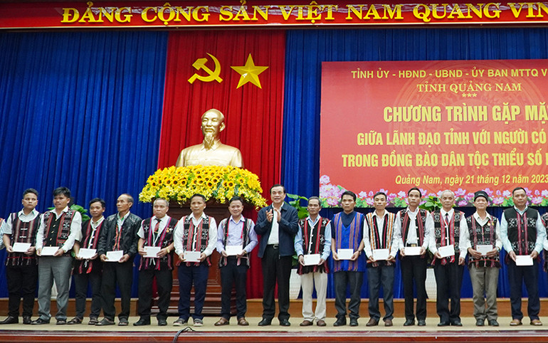 Lãnh đạo tỉnh Quảng Nam trao quà tặng người có uy tín trong đồng bào dân tộc thiểu số Lãnh đạo tỉnh Quảng Nam trao quà tặng người có uy tín trong đồng bào dân tộc thiểu số