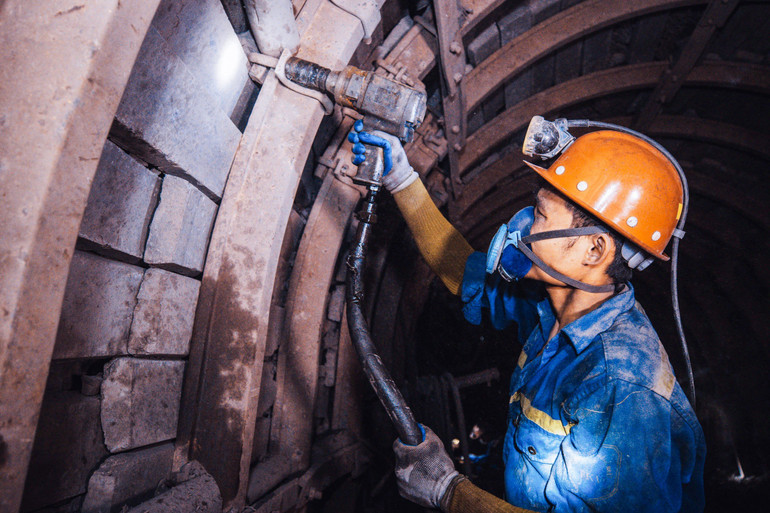 Thợ lò Nguyễn Văn Nam, gương mặt người lao động tiêu biểu của Công ty Than Thống Nhất (TKV) trong ca sản xuất.