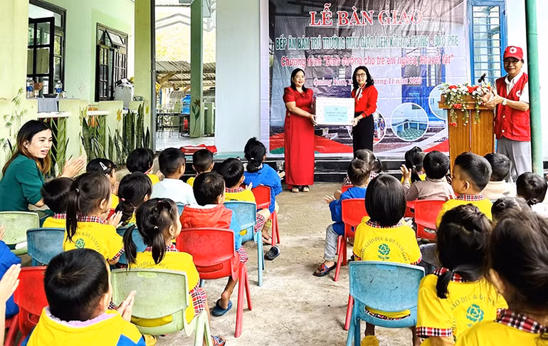 Lãnh đạo Hội Chữ thập đỏ tỉnh Quảng Nam trao quà tặng Trường Mẫu giáo liên xã Đắc Pring-Đắc Pre (huyện Nam Giang, Quảng Nam).