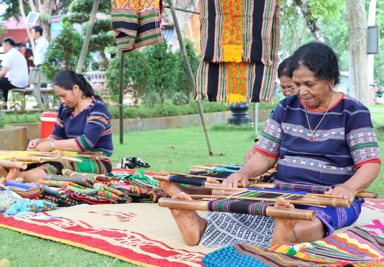 Nghề dệt thổ cẩm là sản phẩm du lịch độc đáo mang đậm bản sắc văn hóa đồng bào dân tộc M’nông (xã Bình Minh, huyện Bù Đăng).