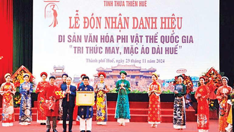 Đại diện lãnh đạo Ủy ban nhân dân tỉnh, Sở Văn hóa và Thể thao tỉnh Thừa Thiên Huế đón nhận danh hiệu Di sản văn hóa phi vật thể quốc gia “Tri thức May, Mặc áo dài Huế”. Đại diện lãnh đạo Ủy ban nhân dân tỉnh, Sở Văn hóa và Thể thao tỉnh Thừa Thiên Huế đón nhận danh hiệu Di sản văn hóa phi vật thể quốc gia “Tri thức May, Mặc áo dài Huế”.