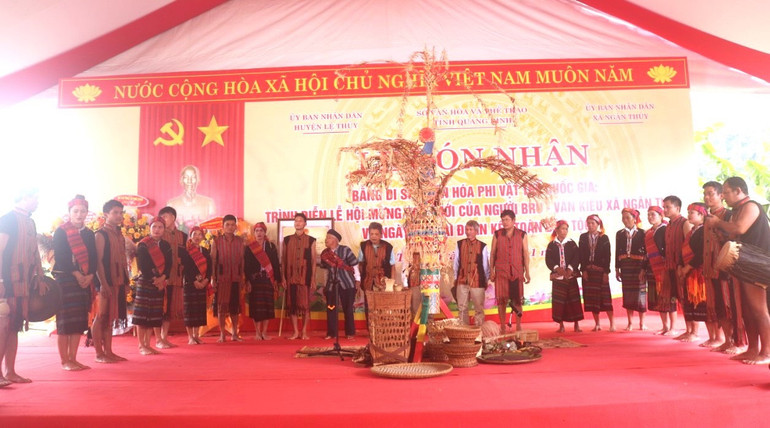 Trình diễn lễ hội Mừng cơm mới của đồng bào Bru-Vân Kiều xã Ngân Thủy