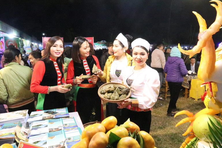 Nhiều sản vật OCOP của các địa phương được trưng bày và giới thiệu tại liên hoan.