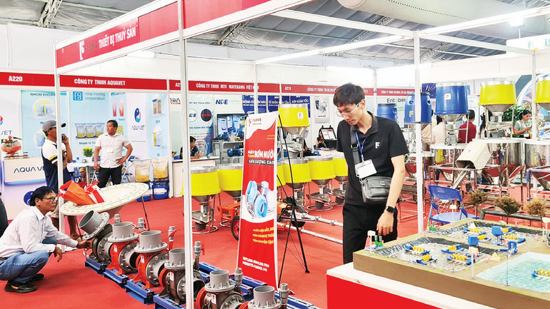 Một gian hàng trưng bày công nghệ về ngành tôm tại triển lãm.