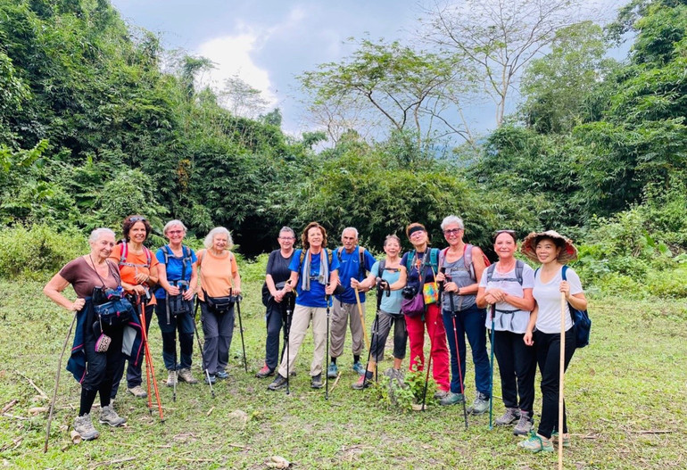 Du khách nước ngoài trekking Vườn quốc gia Ba Bể.