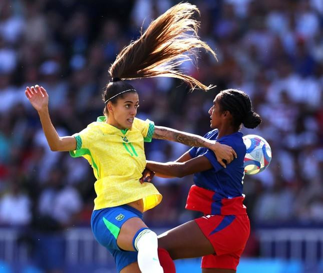 Pha tranh bóng trong trận chung kết bóng đá nữ giữa đội tuyển Brazil và Mỹ. (Ảnh GETTY)
