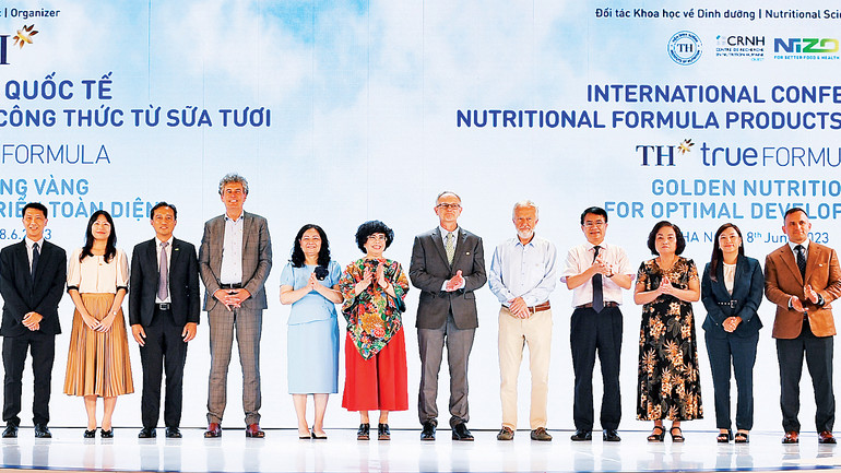 Các đại biểu trong nước và quốc tế tham dự Hội thảo quốc tế "Sản phẩm dinh dưỡng công thức từ sữa tươi - Dinh dưỡng vàng cho trẻ phát triển toàn diện". Sản phẩm của Tập đoàn TH mang lại hạnh phúc đích thực cho trẻ em, góp phần nâng cao tầm vóc Việt.
