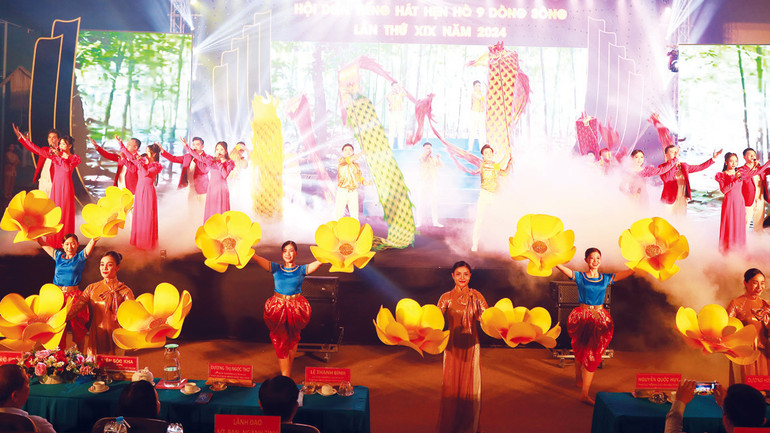 Tiết mục khai mạc Hội diễn “Tiếng hát hẹn hò 9 dòng sông” lần thứ 19.