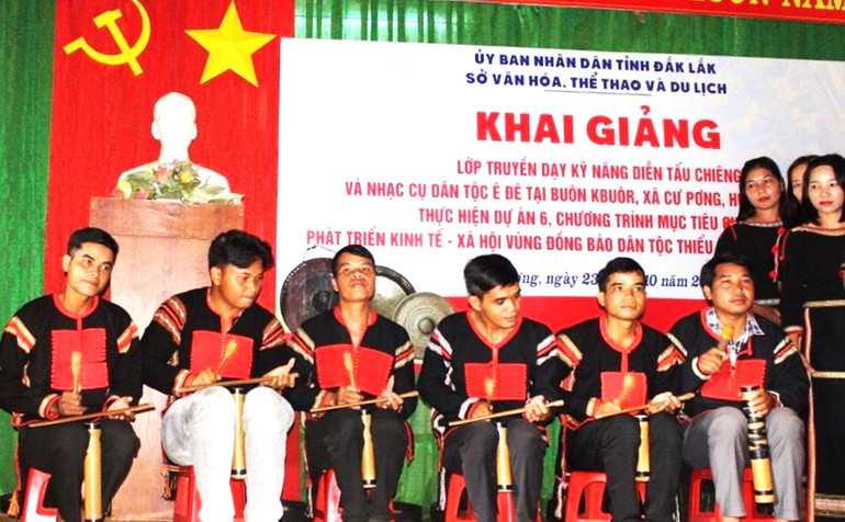 Sở Văn hóa, Thể thao và Du lịch tỉnh Đắk Lắk mở lớp truyền dạy diễn tấu cồng chiêng và nhạc cụ dân tộc cho đồng bào dân tộc ở xã Cư Pơng, huyện Krông Búk.