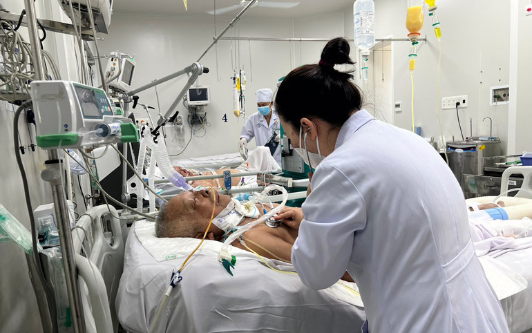 Những bệnh nhân diễn biến bệnh nặng đang được điều trị với nhiều trang thiết bị y tế hiện đại tại Khoa Bệnh Nhiệt đới (Bệnh viện Chợ Rẫy).