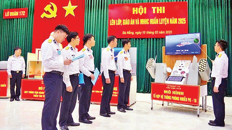 Thuyết trình mô hình Tổ hợp phòng nhiễu trên tàu chiến đấu. (Ảnh ANH NGUYÊN)
