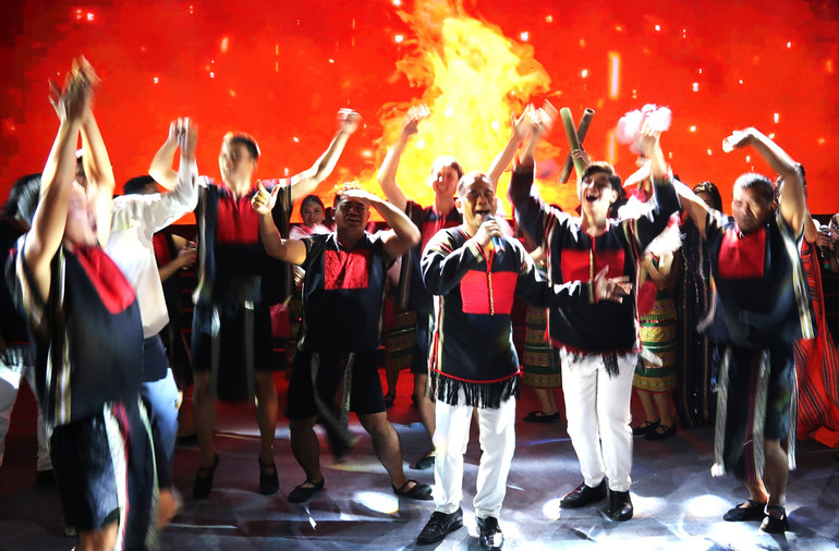 Đồng bào các dân tộc Đắk Lắk múa hát trong Ngày hội Văn hóa các dân tộc tỉnh Đắk Lắk năm 2023.