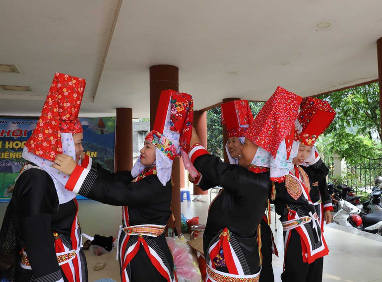 Các thiếu nữ dân tộc Dao ở huyện Bình Liêu trong trang phục truyền thống.