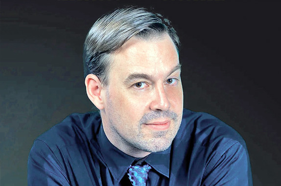 Ông Michael Arnol, CEO & Executive Editor của Metro Writers - Đồng chủ biên sách “Dấu ấn tiên phong - Đổi mới trong tác động xã hội tại Việt Nam”.