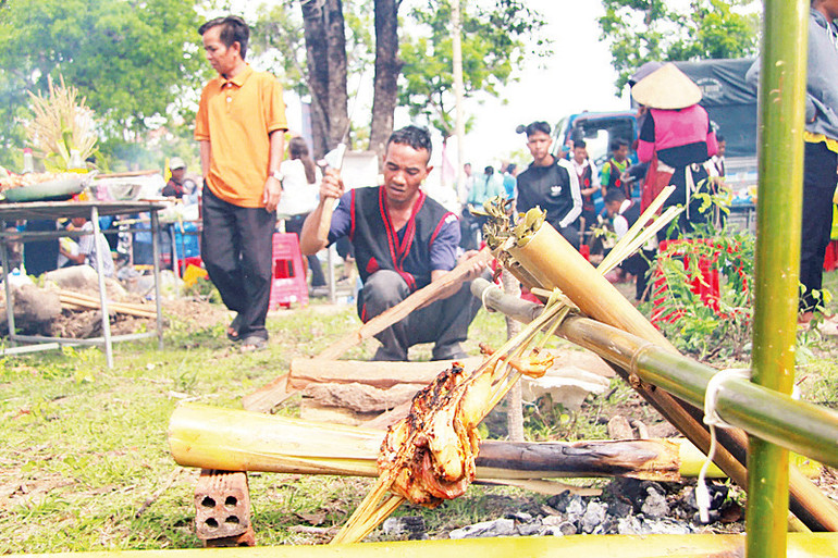 Gà đồi nướng, món ăn thu hút nhiều du khách thưởng thức tại lễ hội. Gà đồi nướng, món ăn thu hút nhiều du khách thưởng thức tại lễ hội.