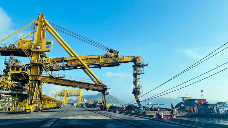 Xuất than đi thị trường nội địa cung cấp cho các nhà máy nhiệt điện tại cảng Cửa Ông, Cẩm Phả. Xuất than đi thị trường nội địa cung cấp cho các nhà máy nhiệt điện tại cảng Cửa Ông, Cẩm Phả.