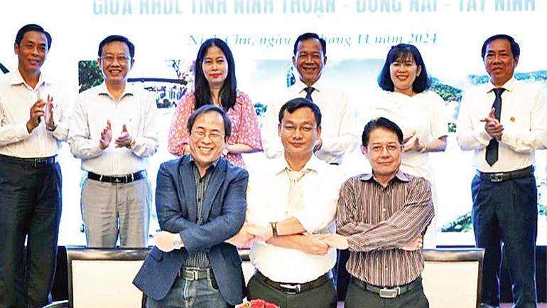 Lãnh đạo Hiệp hội du lịch ba tỉnh ký kết hợp tác phát triển du lịch. Lãnh đạo Hiệp hội du lịch ba tỉnh ký kết hợp tác phát triển du lịch.