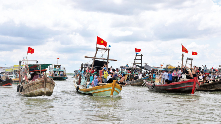Ngư dân huyện Cầu Ngang, tỉnh Trà Vinh thực hiện nghi lễ “Tống tàu ra biển”.