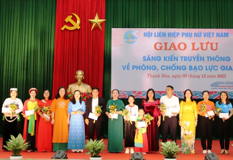 Ban tổ chức trao thưởng cho các thành viên tham dự giao lưu sáng kiến truyền thông phòng, chống bạo lực gia đình. Ban tổ chức trao thưởng cho các thành viên tham dự giao lưu sáng kiến truyền thông phòng, chống bạo lực gia đình.