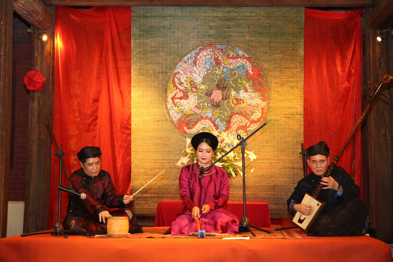 Sự kiện “Vọng khúc ca trù” diễn ra tối 14/4/2024 trên phố Lãn Ông, Hà Nội. (Ảnh BAN TỔ CHỨC) Sự kiện “Vọng khúc ca trù” diễn ra tối 14/4/2024 trên phố Lãn Ông, Hà Nội. (Ảnh BAN TỔ CHỨC)