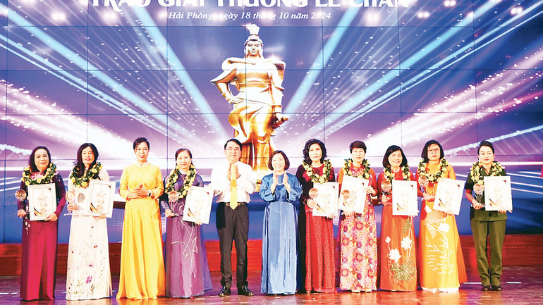 Lãnh đạo thành phố Hải Phòng trao Giải thưởng Lê Chân tặng tám phụ nữ tiêu biểu năm 2024.