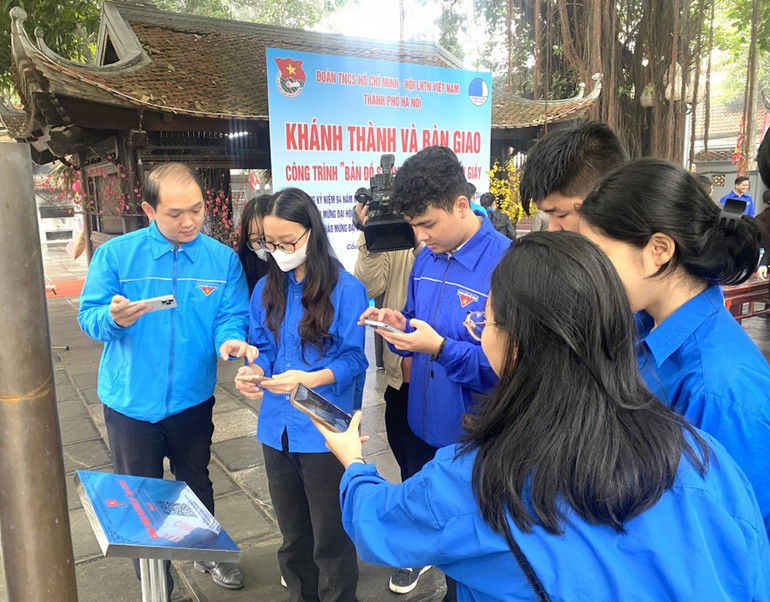 Các bạn trẻ trải nghiệm bản đồ số các địa chỉ đỏ trên địa bàn quận Cầu Giấy.