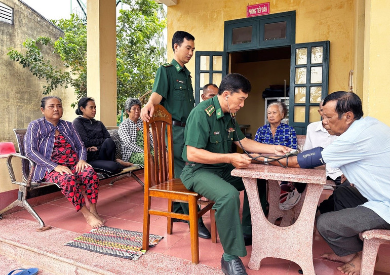 Cán bộ quân y biên phòng tỉnh Sóc Trăng khám, chữa bệnh cho đồng bào Khmer xã Lai Hòa, thị xã Vĩnh Châu.