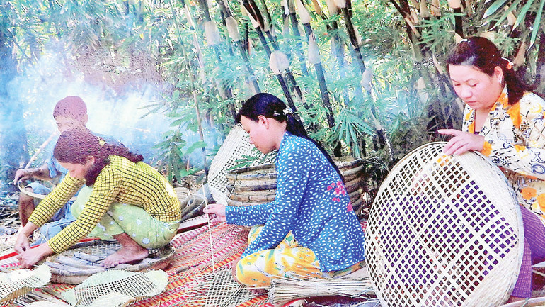 Phụ nữ vùng dân tộc thiểu số huyện Thới Bình (tỉnh Cà Mau) gia công sản phẩm thủ công.