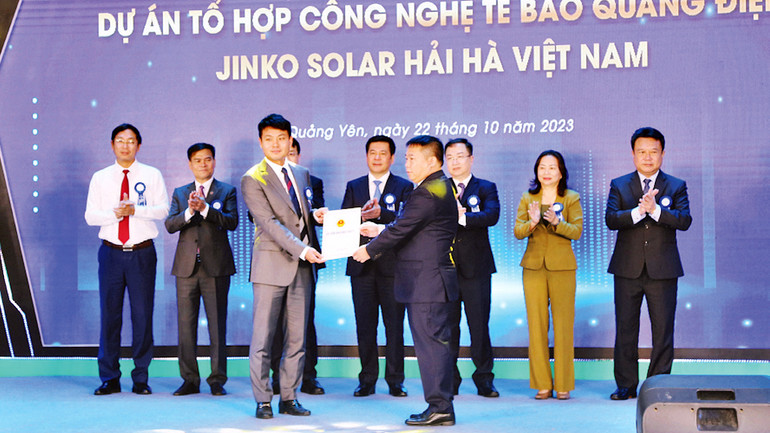 Ban Quản lý Khu kinh tế tỉnh Quảng Ninh trao giấy chứng nhận đầu tư Dự án Tổ hợp công nghệ tế bào quang điện Jinko Solar Hải Hà Việt Nam.(Ảnh Quang Thọ)
