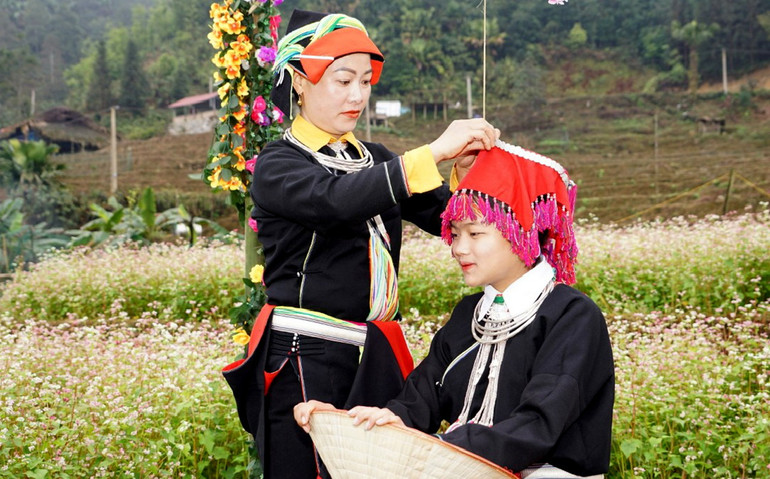 Trong những năm qua, nhờ biết khai thác thế mạnh về cảnh quan thiên nhiên, khai thác các giá trị văn hóa truyền thống nên lĩnh vực du lịch ở thôn đã có sự phát triển vượt bậc.