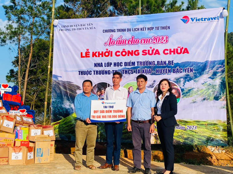Trao tặng Quỹ sửa chữa điểm trường Bản Bẹ hơn 160 triệu đồng. Trao tặng Quỹ sửa chữa điểm trường Bản Bẹ hơn 160 triệu đồng.