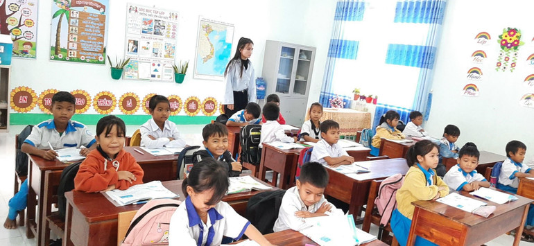 Cô giáo đang dạy tiếng Việt cho học sinh lớp 2D điểm trường Tân Lương, thuộc Trường Tiểu học và Trung học Cơ sở Sơn Hội huyện Sơn Hòa, Phú Yên. Cô giáo đang dạy tiếng Việt cho học sinh lớp 2D điểm trường Tân Lương, thuộc Trường Tiểu học và Trung học Cơ sở Sơn Hội huyện Sơn Hòa, Phú Yên.