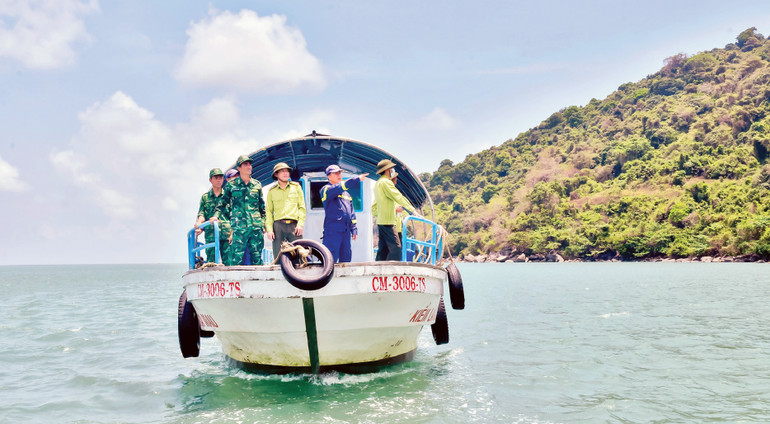 Lực lượng Kiểm lâm Cà Mau kiểm tra rừng tại đảo Hòn Khoai, thuộc xã Tân Ân, huyện Ngọc Hiển.