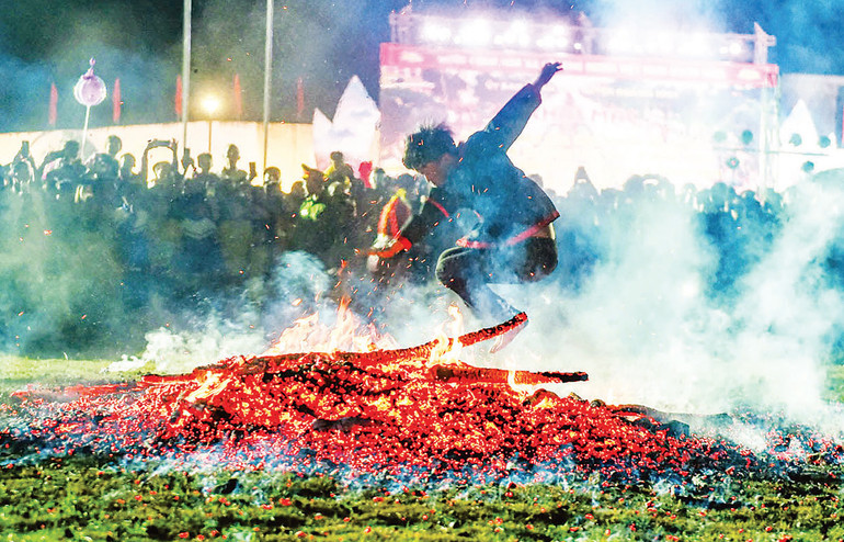 Những chàng trai với đôi chân trần nhảy vào lửa nhưng không bị bỏng.