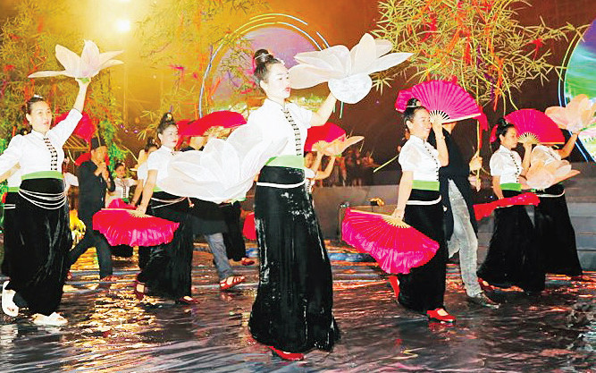 Một điệu xòe hoa của người Thái ở thị xã Nghĩa Lộ (Yên Bái).