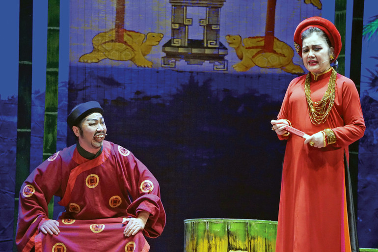 Nhà thiết kế Sĩ Hoàng cùng NSND Lệ Ngọc trong vở diễn Cây tre thần.